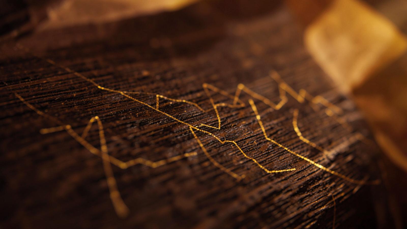 Holzstruktur mit goldener Kurslinie – NordicFX Plattformbewertung
